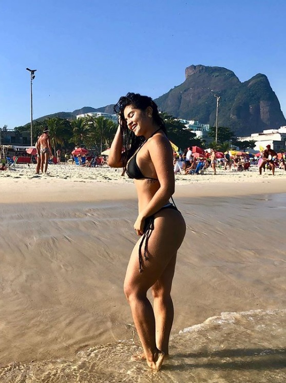 Mileide Mihaile mostra corpão na praia e manda indireta para Safadão e Thyane