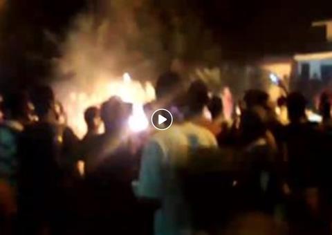 Populares invadem delegacia e queimam acusado por assassinato de adolescente