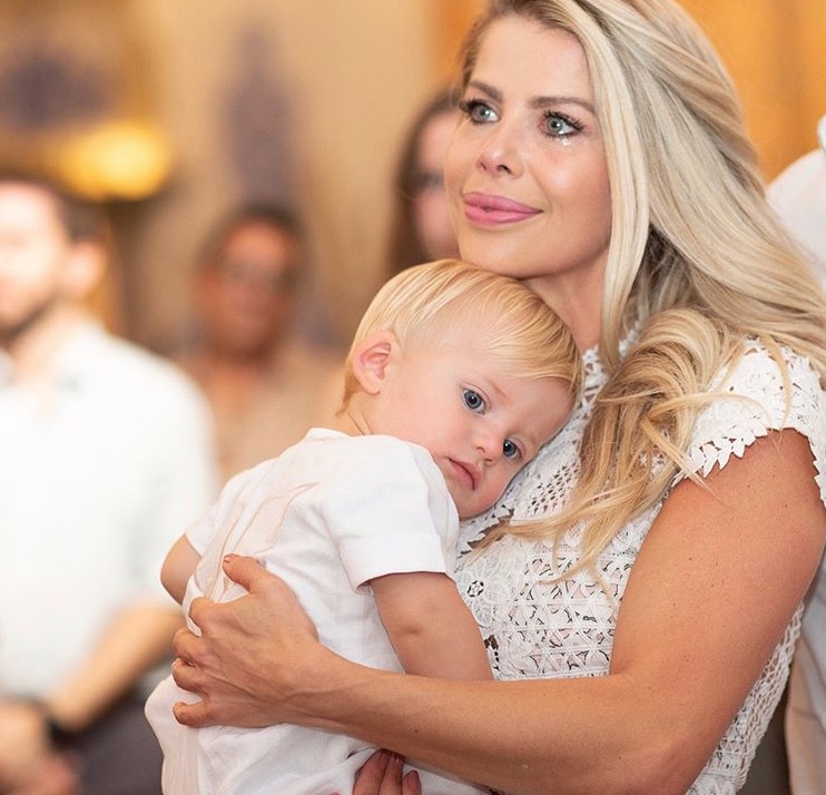 Karina Bacchi batiza Enrico e encanta com fotos, veja