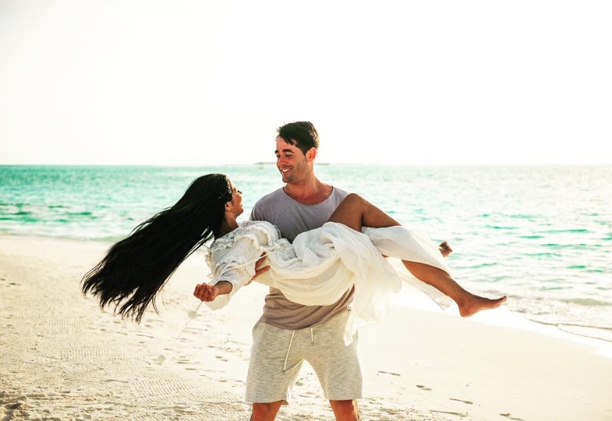 Em clique raro, Simaria posta foto romântica com marido nas Maldivas