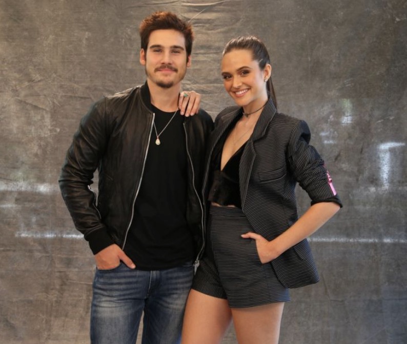 Ex da filha do Didi, Nicolas Prattes e Juliana Paiva trocam beijos em festa 