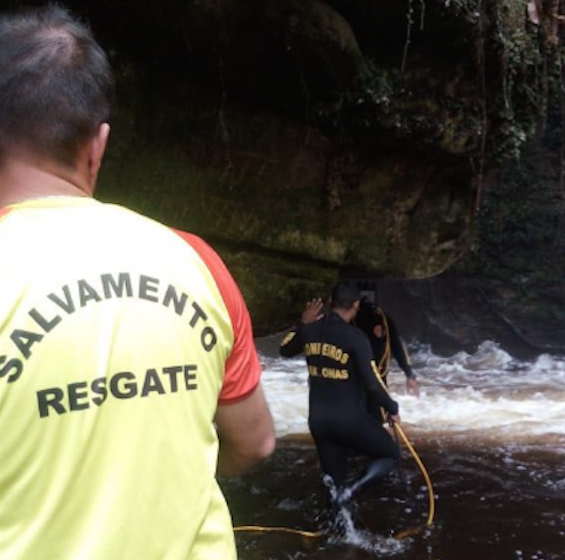 Bombeiros interrompem buscas por turista que desapareceu em cachoeira no Amazonas 