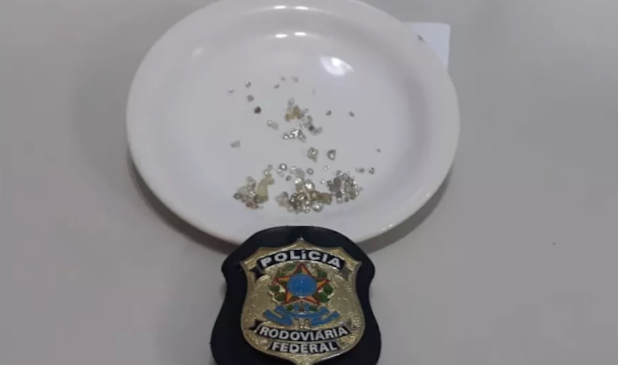 Procurado por estupro é preso com diamantes dentro de sapato em ônibus