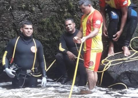 Bombeiros encerram terceiro dia de buscas por turista que caiu em cachoeira no Amazonas