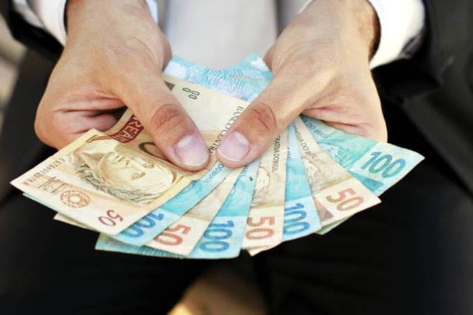 Prefeitura vai pagar primeira parcela do 13º salário nesta sexta-feira no Amazonas