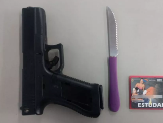 Polícia prende dupla armada após suspeitar de assalto e abordar micro-ônibus em Manaus