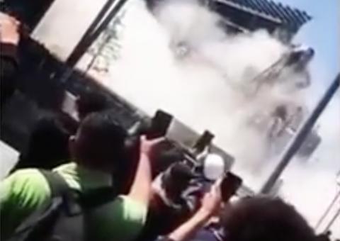 Vídeo mostra momento em que shopping recém-inaugurado desaba na frente de clientes