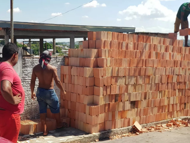 Dois homens são presos suspeitos de aplicarem golpes com vendas de tijolos em Manaus