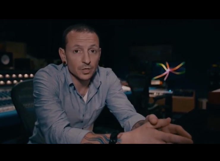 Linkin Park presta homenagem a Chester um ano após morte do cantor