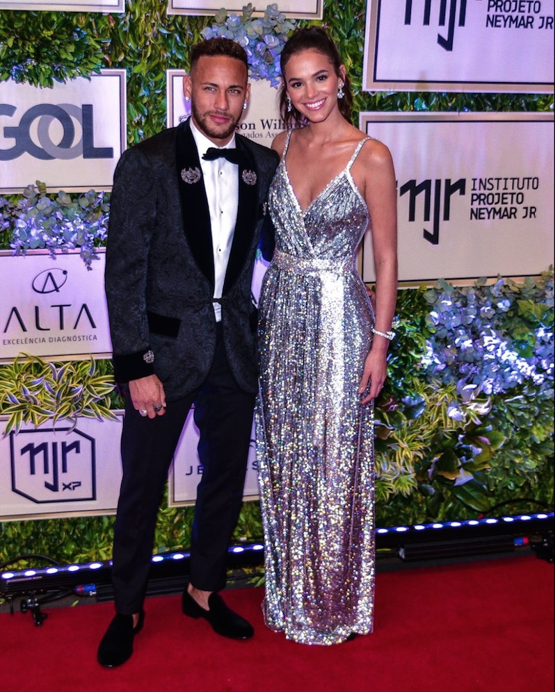 Vestido deslumbrante de Bruna Marquezine já foi usado por Beyoncé