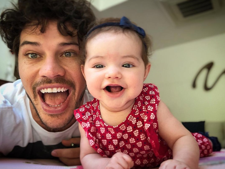 José Loreto encanta seguidores com foto fofa da filha sorridente