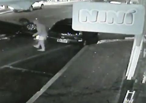 Câmera flagra 'Chapolin Colorado' ajudando vítima de capotamento