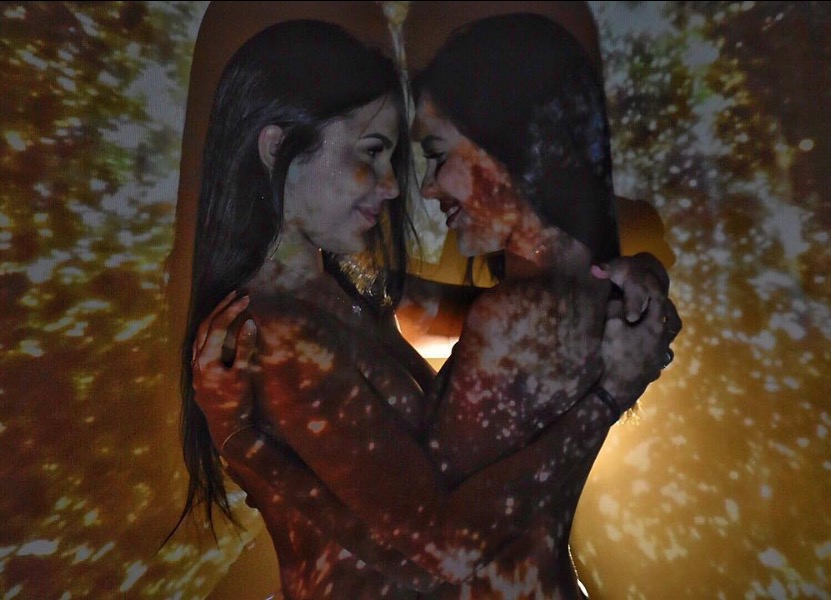 Ex-bbb Emilly faz topless com Mayla para comemorar aniversário 