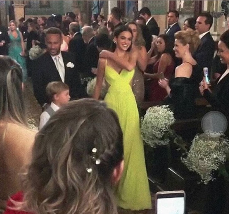 Neymar e Bruna Marquezine roubam a cena como padrinhos em casamento