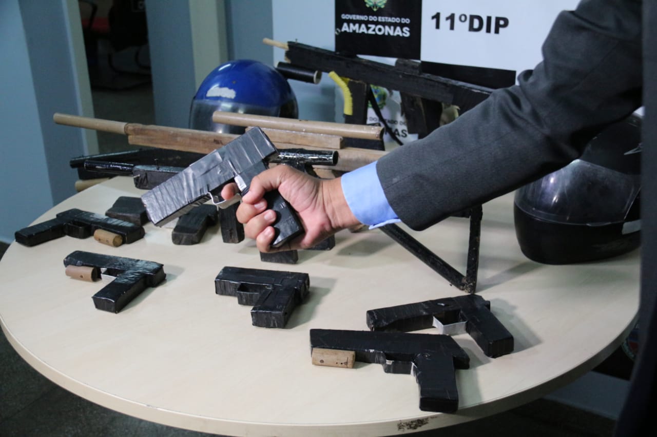 Suspeito de assalto, novinho é preso com mais de 20 armas falsas dentro de casa em Manaus