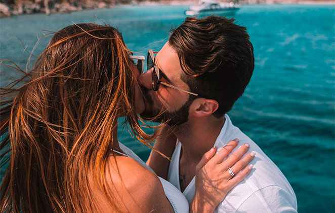 Alok pede namorada em casamento na Grécia; veja fotos