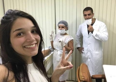 Justiça mantém prisão de namorada do médico Denis Furtado