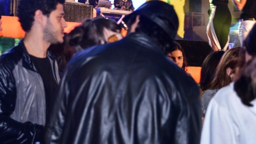   Par em 'Orgulho e Paixão', Ágatha Moreira é clicada beijando Rodrigo Simas em festa