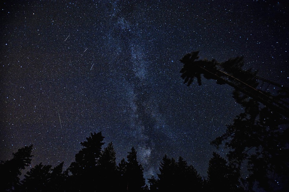 Chuva de meteoros ilumina céu neste domingo