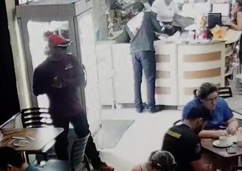 Dupla invade padaria e assalta clientes e funcionários em Manaus