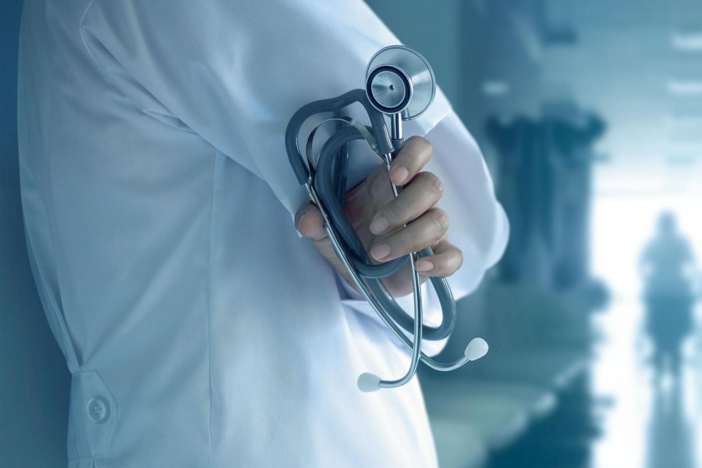 Iniciais em bolo entregam falso médico brasileiro que trabalhava em hospital na Argentina