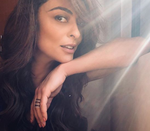 Juliana Paes ostenta corpão e detalhe bizarro chama atenção dos fãs