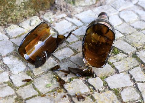 Motorista de aplicativo morre com garrafada no pescoço após ajudar vítimas de assalto