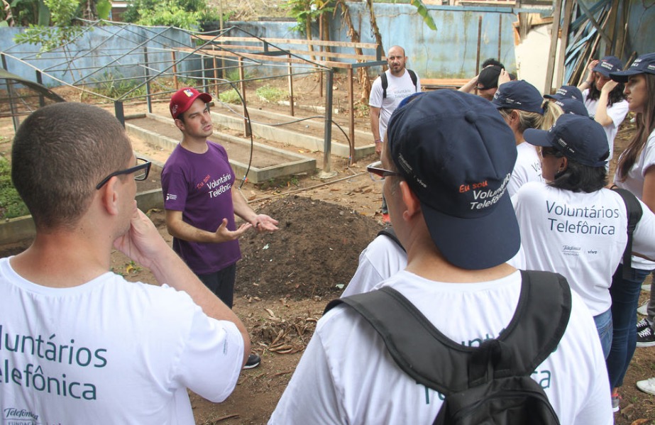 Escola municipal recebe projeto de voluntariado com estrangeiros de 8 países em Manaus