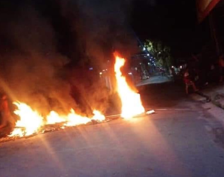 Em Manaus, moradores bloqueiam rua em protesto contra falta de energia
