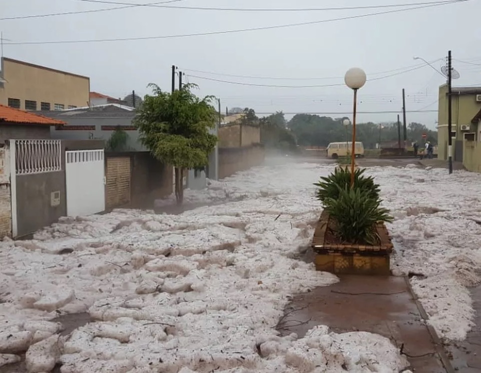 Chuva de granizo surpreende moradores após 40 dias de seca em São Paulo