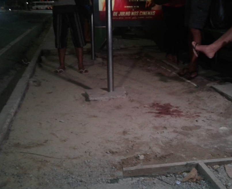 Homem é morto a tiros por assaltantes enquanto esperava ônibus em Manaus