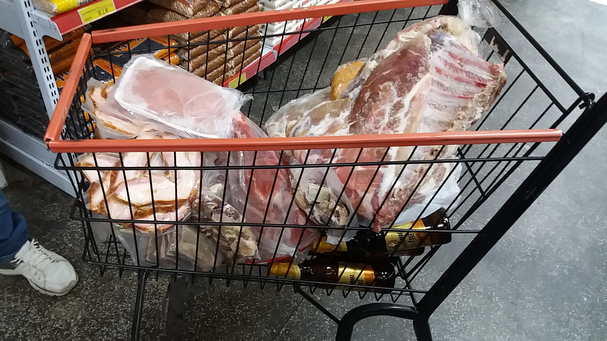 Procon apreende cerca de 20kg de carne estragada em supermercado em Manaus