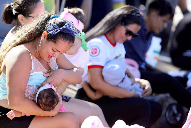“Hora do Mamaço” na PontaNegra alerta para a importância do leite materno