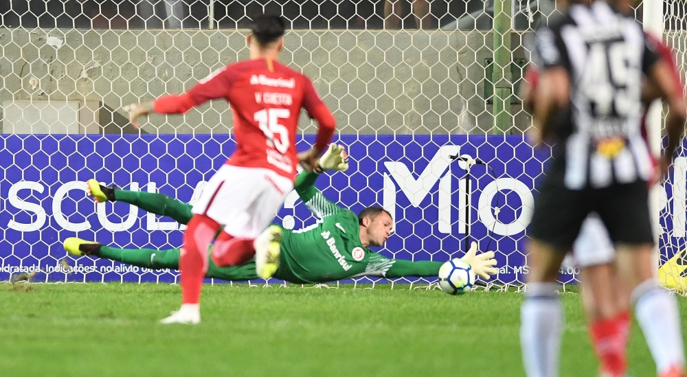 Inter bate Atlético-MG e encosta no líder em duelo com granizo e queda de energia