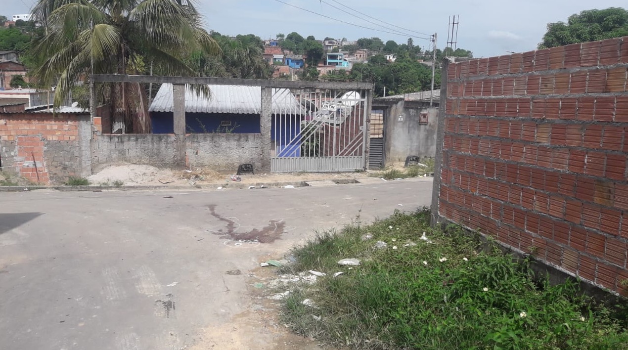 Conversando com colegas, adolescente é morto a tiros em rua de Manaus