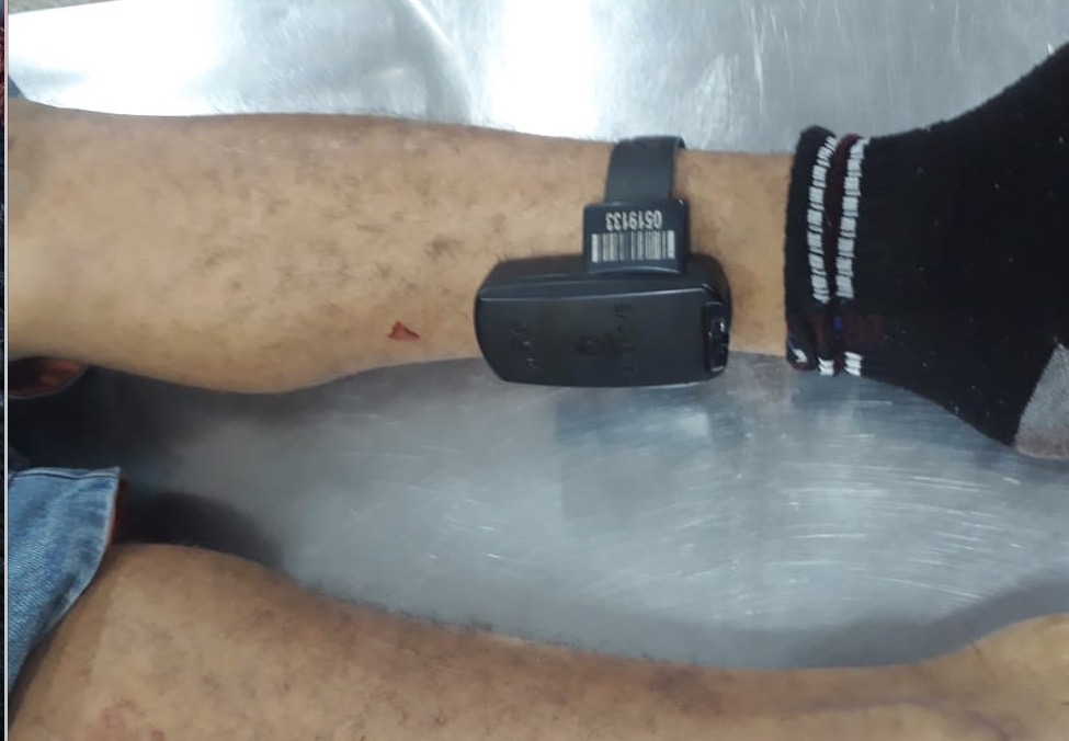 De tornozeleira eletrônica, rapaz é assassinado em frente de casa em Manaus