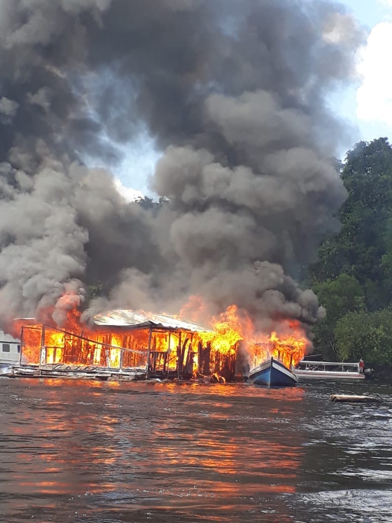 Fogo destrói flutuante na Marina do Davi em Manaus