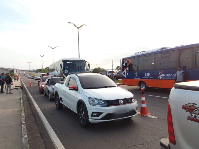 Homem é preso com CNH falsa e 24 veículos são apreendidos durante blitz em Manaus