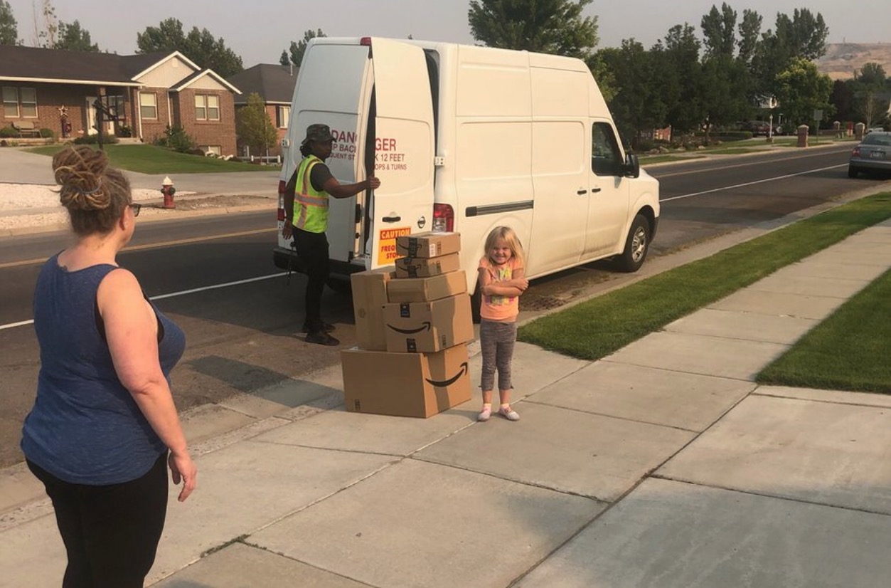 Menina de 6 anos encomenda cerca de R$ 1.500,00 em brinquedos e doa tudo depois