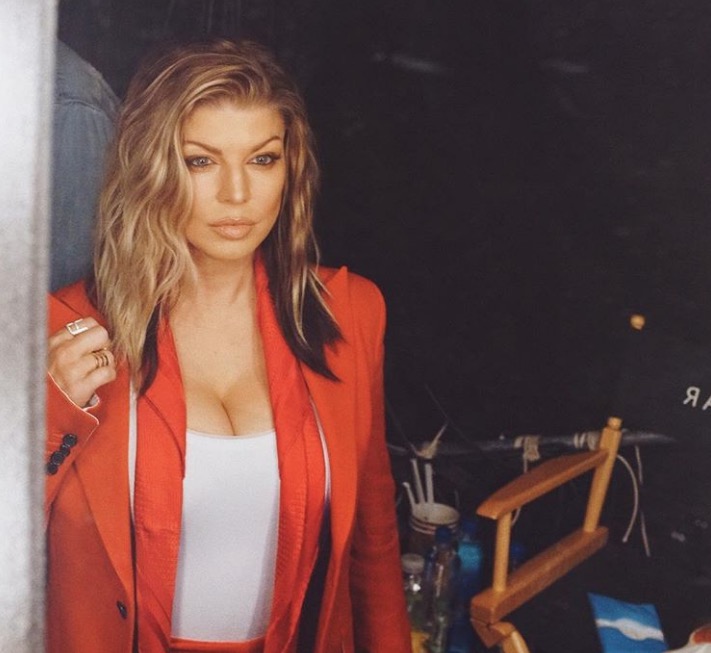 Fergie posta foto antiga e impressiona por beleza aos 15 anos