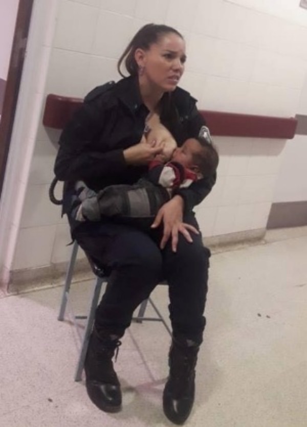 Policial viraliza na internet após amamentar bebê desnutrido internado em hospital