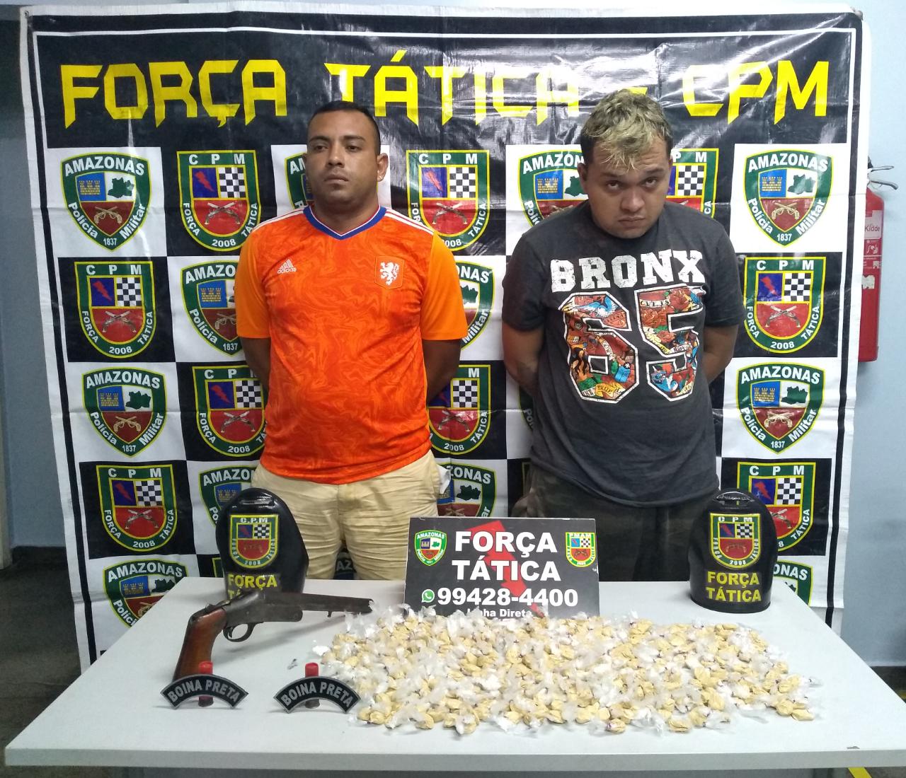 Em Manaus, dupla é presa ao ser flagrada com escopeta e drogas 