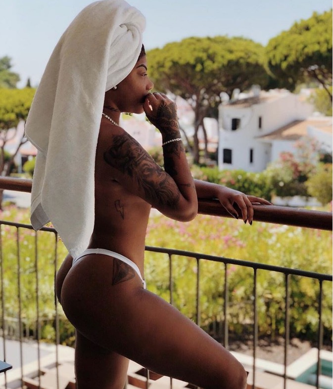 Ludmilla posta foto só de fio dental e libera imaginação