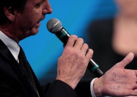 Perguntado sobre cola, Bolsonaro responde: 'Quer saber a cor da minha cueca?'