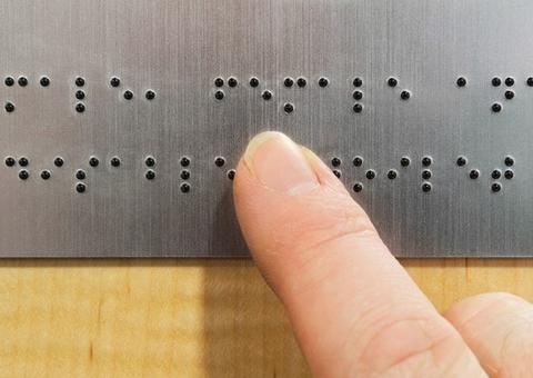 Pessoas cegas poderão receber cartões de crédito e débito em braile