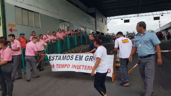 Sem salários e plano de saúde, rodoviários planejam nova greve em Manaus