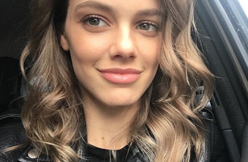 Laura Neiva posa sexy de lingerie na cama e fãs cutucam Chay Suede: 'Perdeu'