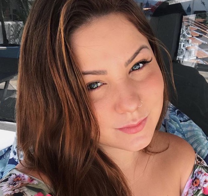 Aos prantos, ex-BBB Cacau desabafa sobre corpo após 2 lipos e bulimia 