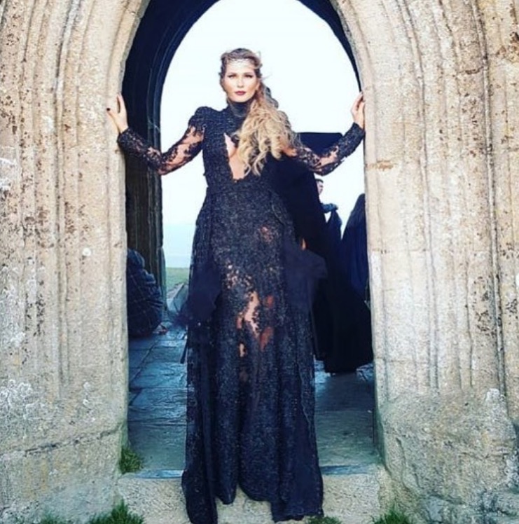 Divulgadas fotos de Lívia Andrade se casando de preto com noivo misterioso