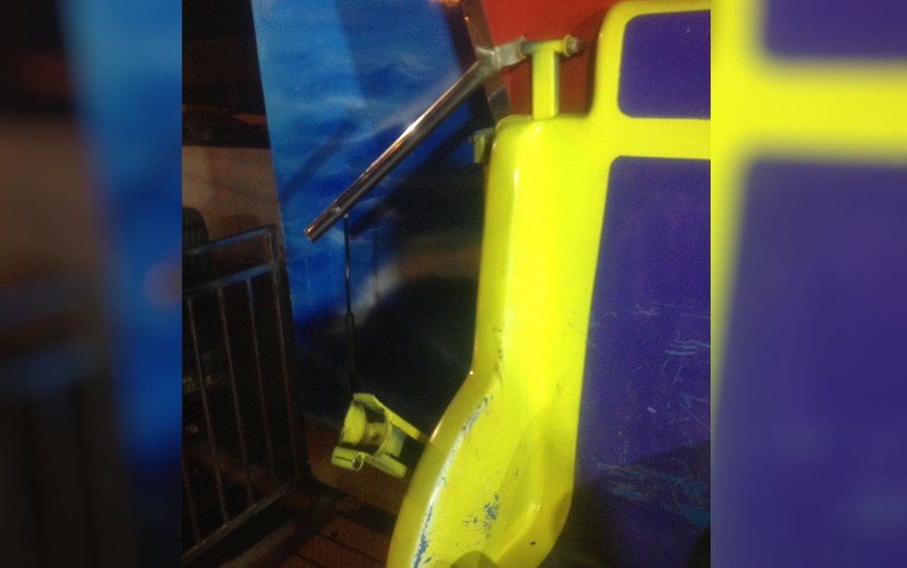 Trava de segurança falha e adolescentes são arremessadas de brinquedo em 'Parquinho'